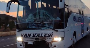 Yolcu otobüsü hafif ticari araca çarptı, 2 kişi ağır yaralandı