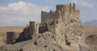 Kartal yuvası görünümlü Hoşap Kalesi turizme açılıyor