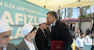 Vali Çiftçi, genç hâfızların alnından öperek, kendilerini tebrik etti