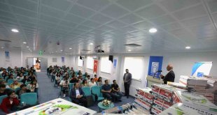 Başkan Akman'dan öğrencilere kaynak kitap desteği