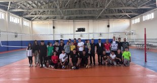 Kaymakam Karataş, öğrencilerle voleybol oynadı