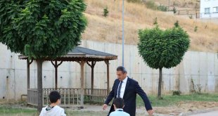 Vali Karaömeroğlu, sevgi evlerinde kalan çocuklarla futbol oynadı