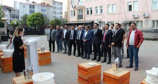 Güroymak'ta bal üreticilerine ekipman desteği verildi
