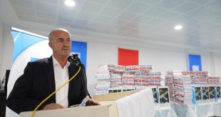 Tuşba Belediye Başkanı Akman'dan öğrencilere kaynak kitap desteği