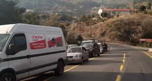 Türkgözü-Posof-Damal kara yolunda uzun ve geniş araçlar trafiği aksattı