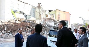 Vali Çelik, eski öğretmen evi yıkımında inceleme yaptı