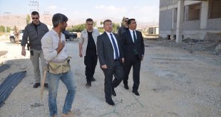 Yüksekova Kaymakamı ve Belediye Başkan Vekili Çimşit, okul inşaatlarını inceledi