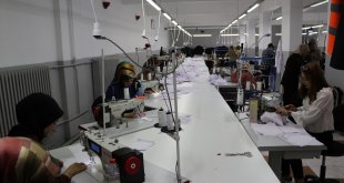 Erzincan'da eğitim alan kadınlar, belediye personelinin iş elbiselerini üretiyor