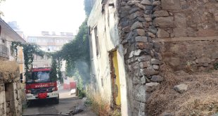 Erzurum'da metruk binada çıkan yangın söndürüldü