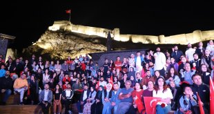 Kars'ta vatandaşlar, Türkiye-Sırbistan final maçını Kars Kalesi eteklerinde izledi