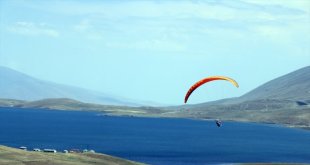 Ağrı'daki Balık Gölü ve çevresi yamaç paraşütü tutkunlarını ağırladı