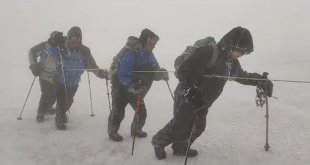 Dağcılar sis ve fırtınada Ağrı Dağı'na tırmandı