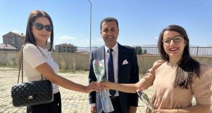Yüksekova'ya atanan öğretmenler güllerle karşılandı
