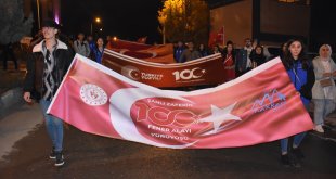 Van ve Hakkari'de Cumhuriyet'in 100. yılı fener alaylarıyla kutlandı