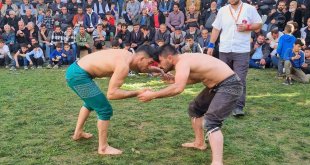 Erzurum'da, Cumhuriyet'le yaşıt Uluslararası Uzundere Karakucak Güreşleri 100. yılında devam etti