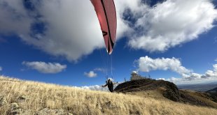 Ağrı'da yamaç paraşütü sporcuları Cumhuriyetin 100. yıl dönümü için havalandı