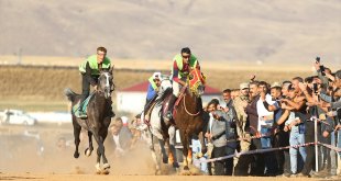 Bingöl'de Cumhuriyetin 100. Yılı dolayısıyla at yarışları düzenlendi