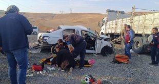 Ağrı'da otomobil ile tırın çapıştığı kazada 2 kişi öldü, 2 kişi yaralandı