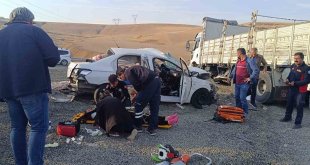 Ağrı'da tır otomobille çarpıştı: 2 ölü, 2 yaralı