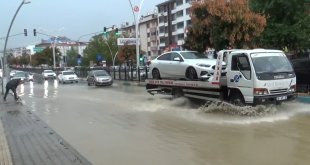 Tunceli'de sağanak sonrası yollar göle döndü, vatandaş tepki gösterdi