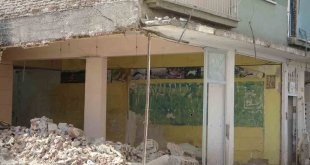 Malatya'da depremde ağır hasar gören bina tehlike saçıyor