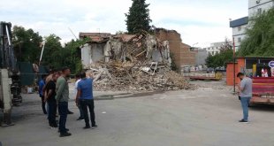 Malatya'da ağır hasarlı bina çöktü