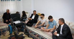 Vali Çelik, kendisine sosyal medyadan ulaşan kas hastası kardeşleri ziyaret etti