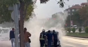 Elazığ'da seyir halindeki otomobil yandı