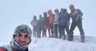 Dağcılar dondurucu soğukta Ağrı Dağı'na tırmandı