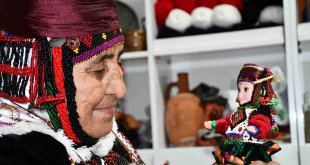 Türkmen giysili Damal bebeklerini 46 yıldır üretiyor