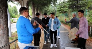 Fırat Üniversitesi'nde öğrenciler davul ve klarnet eşliğinde çiçeklerle karşılandı