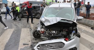 Ağrı'da 2 hafif ticari aracın çarpıştığı kazada 6 kişi yaralandı