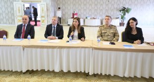 Kars'ta kolluk kuvvetlerine temel haklar eğitimi veriliyor