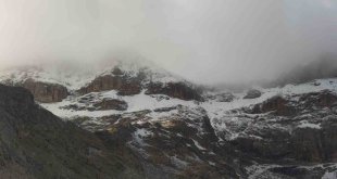 Van'ın Artos Dağı ile Karabet Geçidi'nde mevsimin ilk karı yağdı