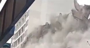 Elazığ'da ağır hasarlı 6 katlı bina korna sesi ile yıkıldı