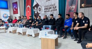 Hakkari Gençlik ve Sportif Faaliyetler Kulübü oyuncuları gençlerle söyleşi yaptı