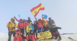 Ağrı Dağı zirvesinde çöp temizliği