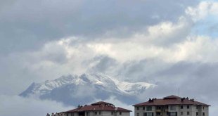 Yüksekova'da karlı dağlarla bütünleşen bulutlardan görsel şölen
