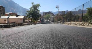 Hakkari'de asfalt çalışması 4 caddede devam ediyor