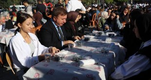 Erzincan Valisi Aydoğdu öğrencilerle kahvaltı yapıp ulaşımda indirim müjdesi verdi