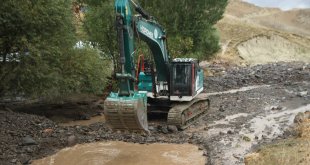 Malazgirt'te sel riski taşıyan derede temizlik çalışması