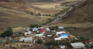 Muş'ta sağanak nedeniyle derede biriken taşlar temizleniyor