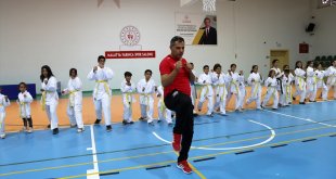 Malatya'da konteyner kentte kalan çocuklara karate kıyafeti desteği