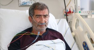 Kars'ta darbedilen aile hekiminin Erzurum'da tedavisi sürüyor