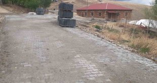 Bitlis'te köy yollarına kilitli parke taşı döşendi