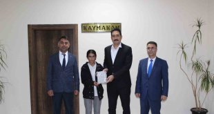 Hamur'da bursluluk sınavında başarı gösteren öğrenciler Kaymakam Yıldırım'ı ziyaret etti