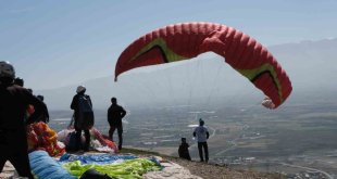 Erzincan'da yamaç paraşütü heyecanı sürüyor