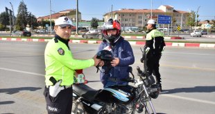 Malatya'da polisten motosiklet sürücülerine kask hediyesi