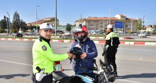 Malatya'da motosiklet sürücülerine ücretsiz kask dağıtıldı