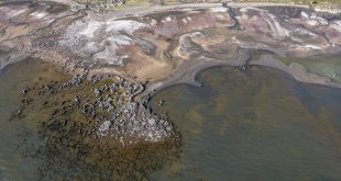 Van Gölü'nün çekilmesiyle tarihi iskele ve yapı kalıntıları ortaya çıktı